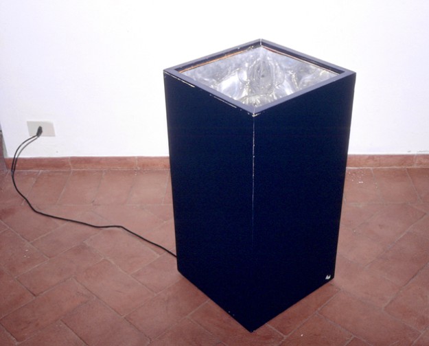 Alighiero Boetti, Lampada Annuale, 1966, lampadina, legno, metallo, vetro e dispositivo elettrico 78x40 x40 cm